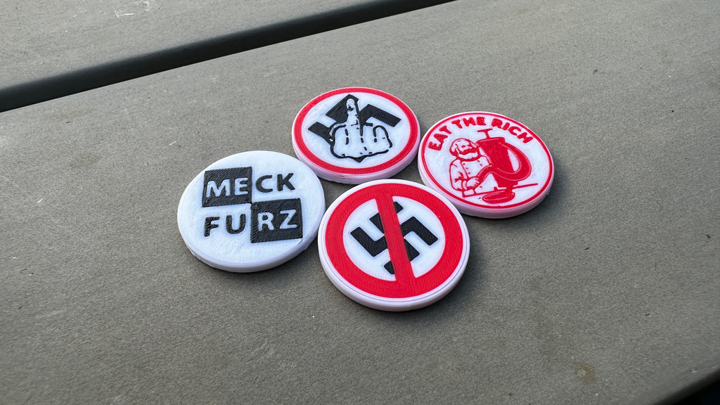 Alle vier Motive des Packs: MECK-FURZ, Fuck Nazis, Nazis Verboten und Eat the Rich
