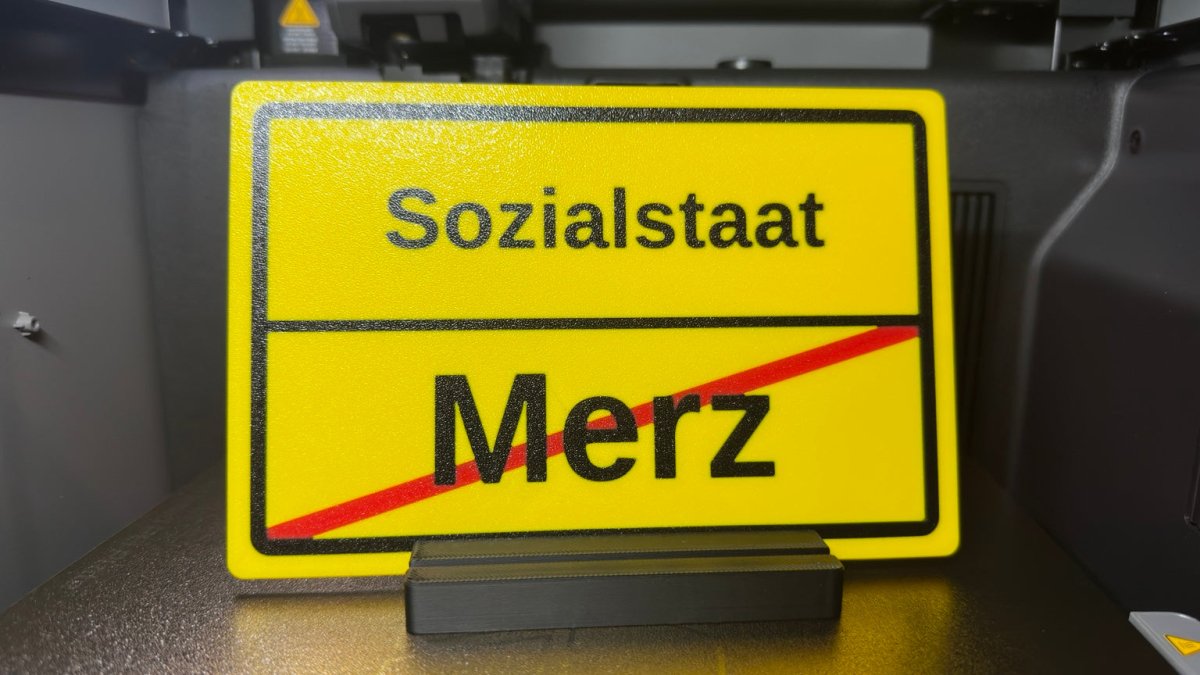 Ortsausgangsschild „Sozialstaat / Merz“ mit Standfuß - Subthiel - Marco Thiel