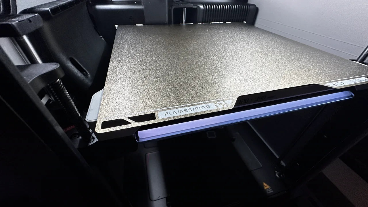 Leeres Druckbett des 3D-Druckers, bereit für den nächsten Auftrag